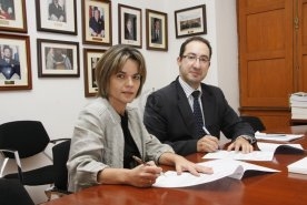 Firma del acuerdo de derecha izquierda: Presidente Ilmo. Sr. Jos Ramn Dmaso Artiles y la Responsable de Caredent en Las Palmas, Silvia Muiz Herrera.