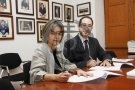 Firma del acuerdo de derecha izquierda: Presidente Ilmo. Sr. José Ramón Dámaso Artiles y la Responsable de Caredent en Las Palmas, Silvia Muñiz Herrera.
